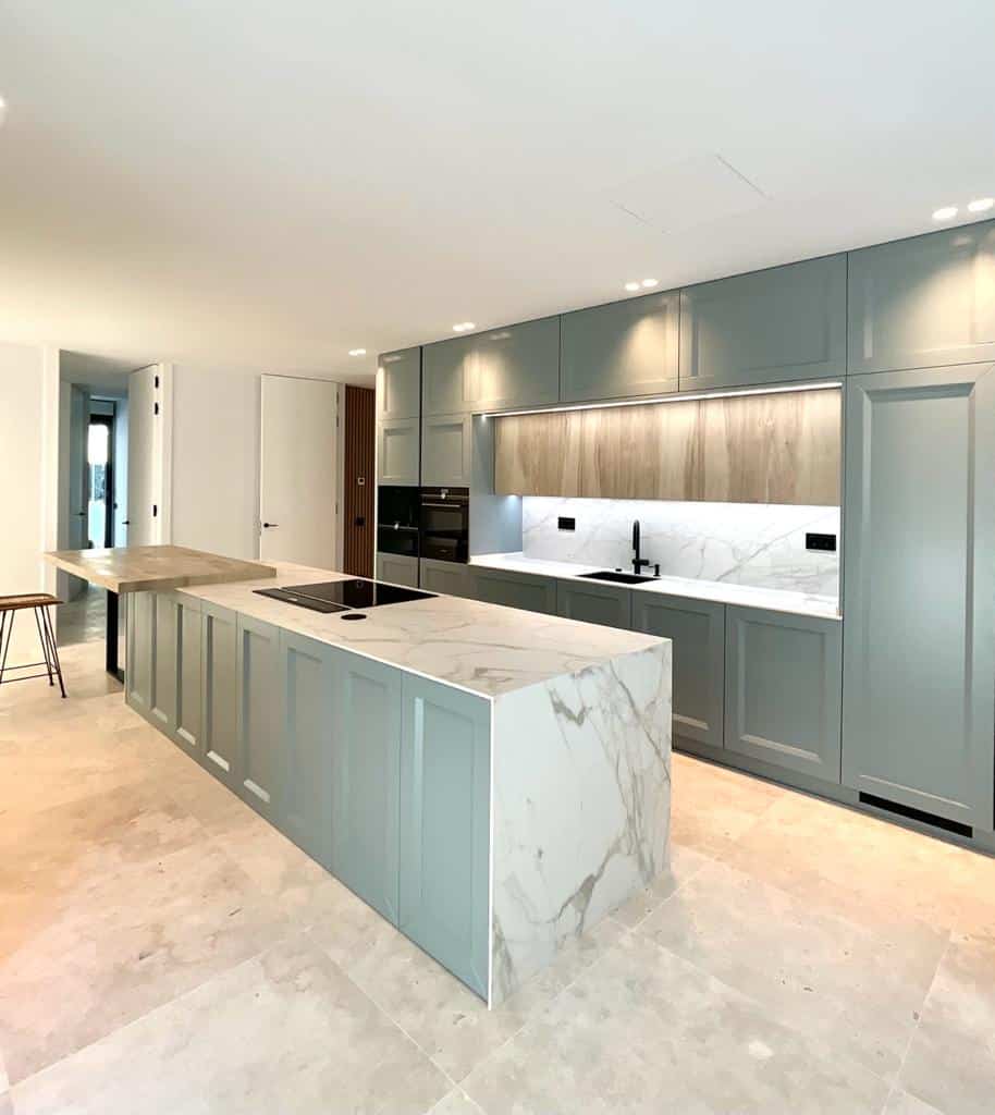 cocina-con-isla-acabado-marmol